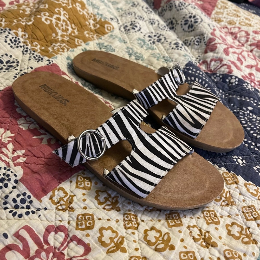 MUKLUKS zebra print suede sandal shoes.